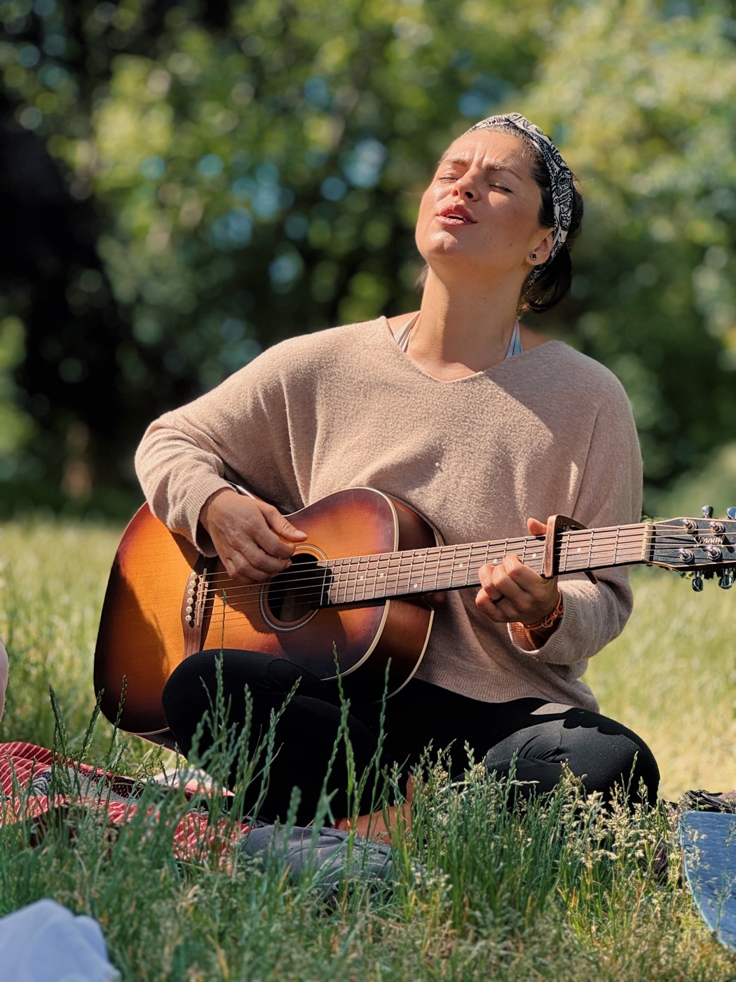 Amy Silver singing at the Women's Circle, Viktoriapark June 2026